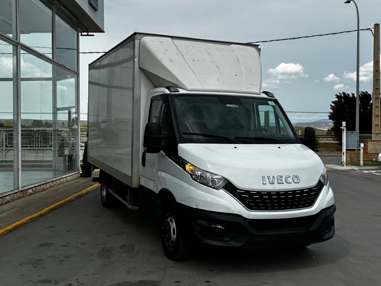 Caja cerrada con plataforma elevadora IVECO 35C16 20m3 Automática - כלי רכב מסחרי עם תיבה: תמונה 3 Caja cerrada con plataforma elevadora IVECO 35C16 20m3 Automática - כלי רכב מסחרי עם תיבה: תמונה 3
