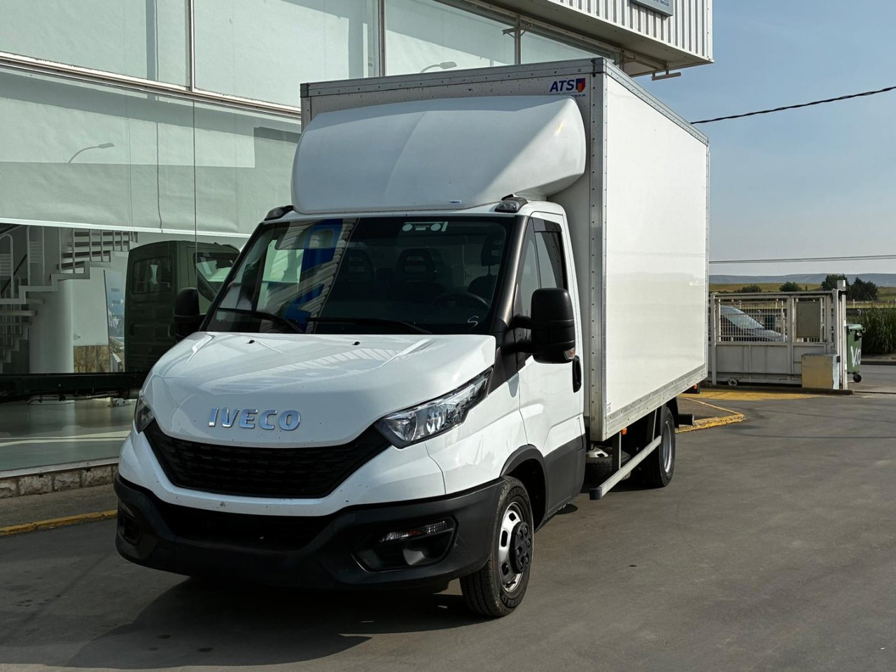 Caja cerrada con plataforma elevadora IVECO 35C16 20m3 - כלי רכב מסחרי עם תיבה: תמונה 1 Caja cerrada con plataforma elevadora IVECO 35C16 20m3 - כלי רכב מסחרי עם תיבה: תמונה 1