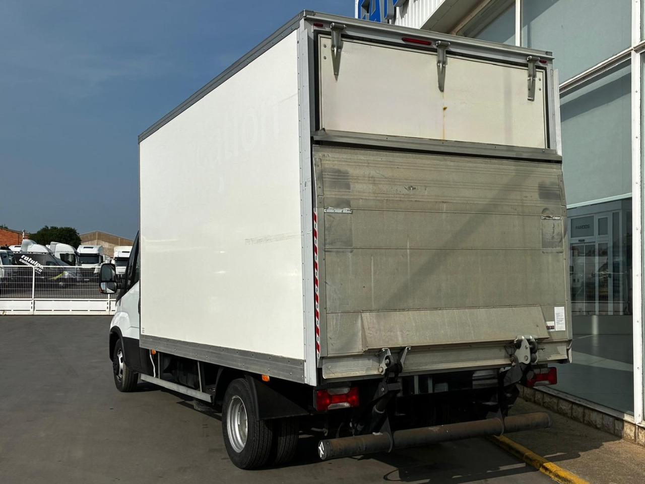 Caja cerrada con plataforma elevadora IVECO 35C16 20m3 - כלי רכב מסחרי עם תיבה: תמונה 4 Caja cerrada con plataforma elevadora IVECO 35C16 20m3 - כלי רכב מסחרי עם תיבה: תמונה 4