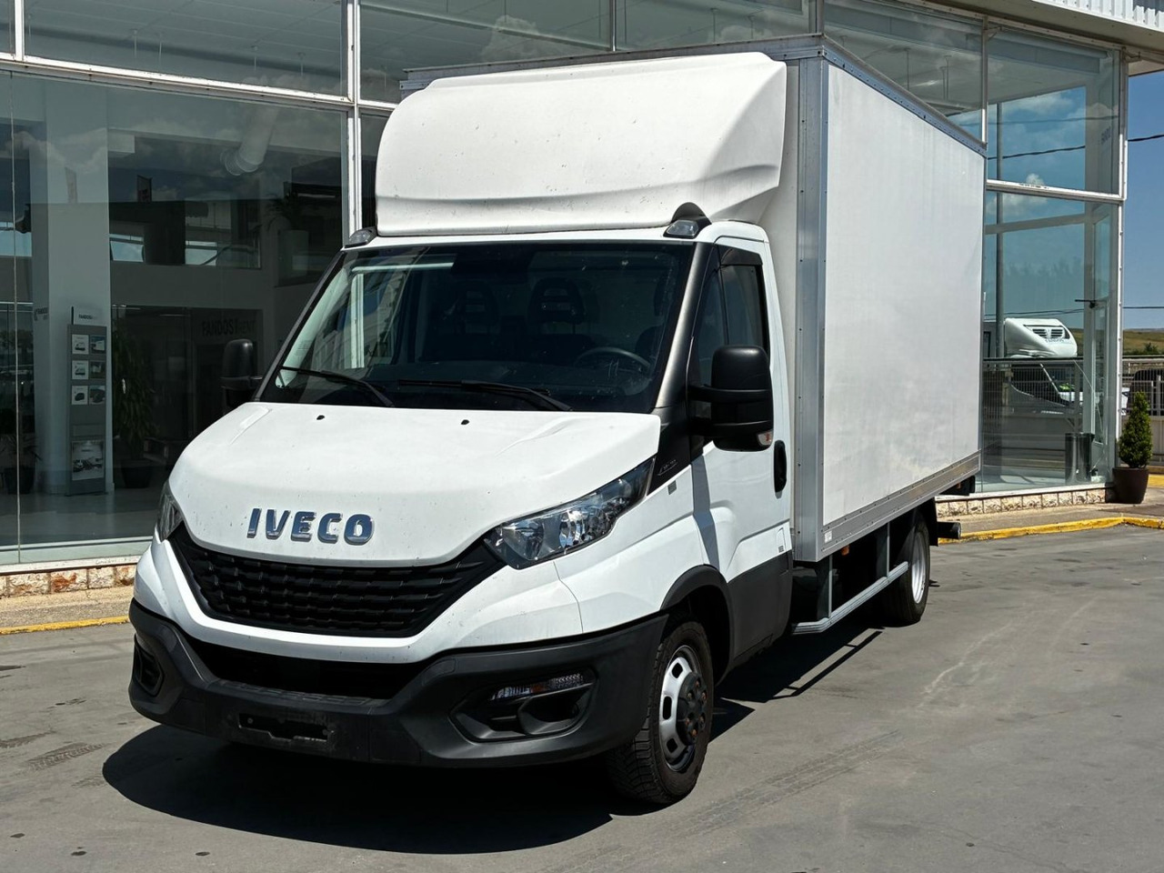 Caja cerrada con plataforma elevadora IVECO 35C16 20m3 - כלי רכב מסחרי עם תיבה: תמונה 1 Caja cerrada con plataforma elevadora IVECO 35C16 20m3 - כלי רכב מסחרי עם תיבה: תמונה 1