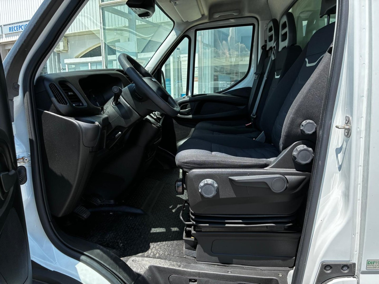 Caja cerrada con plataforma elevadora IVECO 35C16 20m3 - כלי רכב מסחרי עם תיבה: תמונה 5 Caja cerrada con plataforma elevadora IVECO 35C16 20m3 - כלי רכב מסחרי עם תיבה: תמונה 5