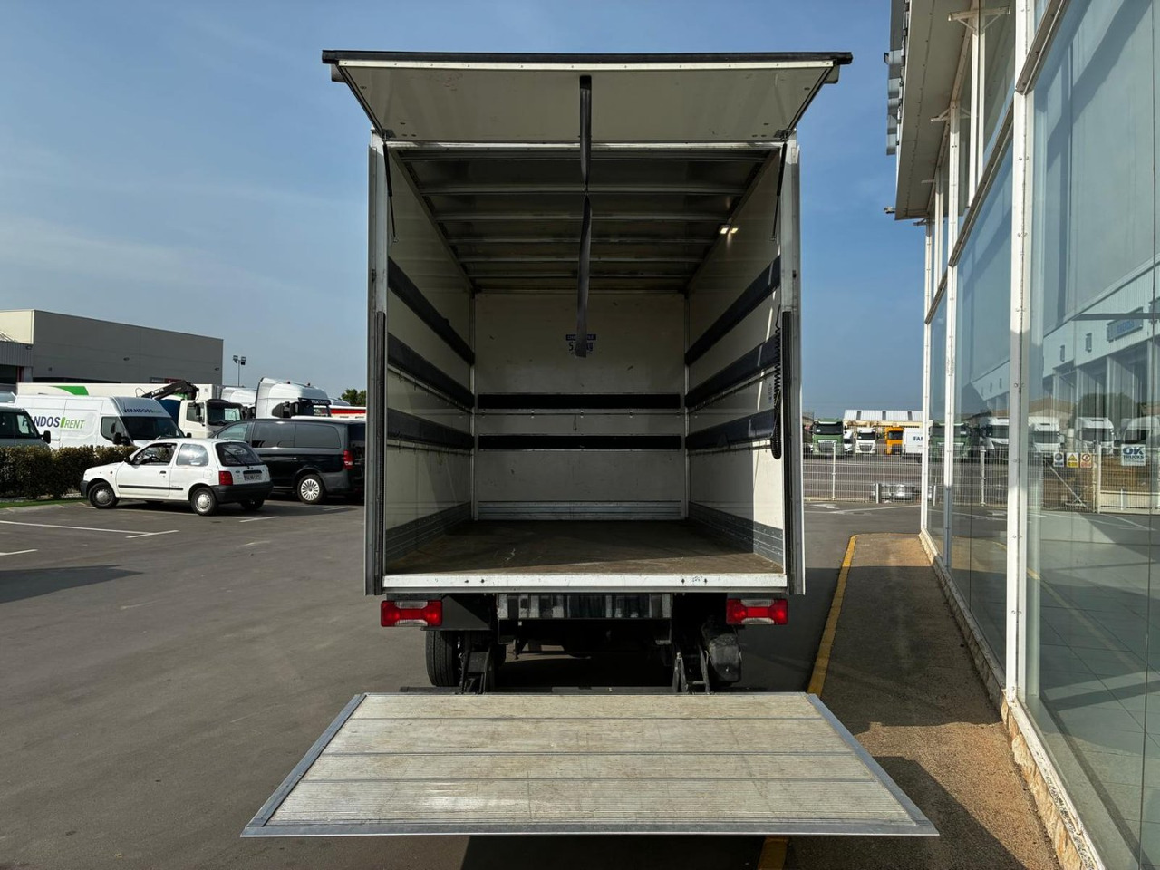 Caja cerrada con plataforma elevadora IVECO 35C16 20m3 - כלי רכב מסחרי עם תיבה: תמונה 5 Caja cerrada con plataforma elevadora IVECO 35C16 20m3 - כלי רכב מסחרי עם תיבה: תמונה 5