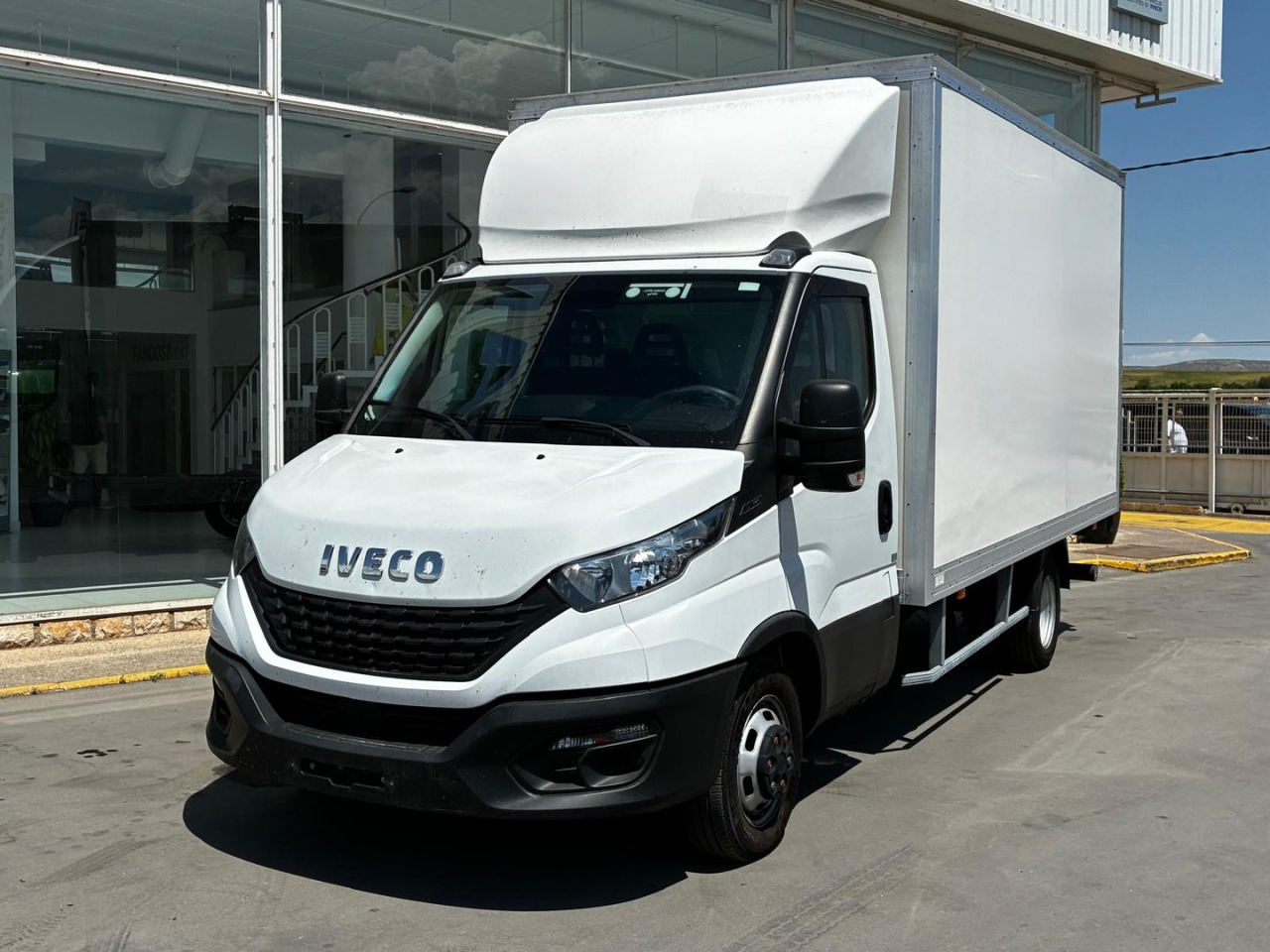 Caja cerrada con plataforma elevadora IVECO 35C16 20m3 - כלי רכב מסחרי עם תיבה: תמונה 1 Caja cerrada con plataforma elevadora IVECO 35C16 20m3 - כלי רכב מסחרי עם תיבה: תמונה 1