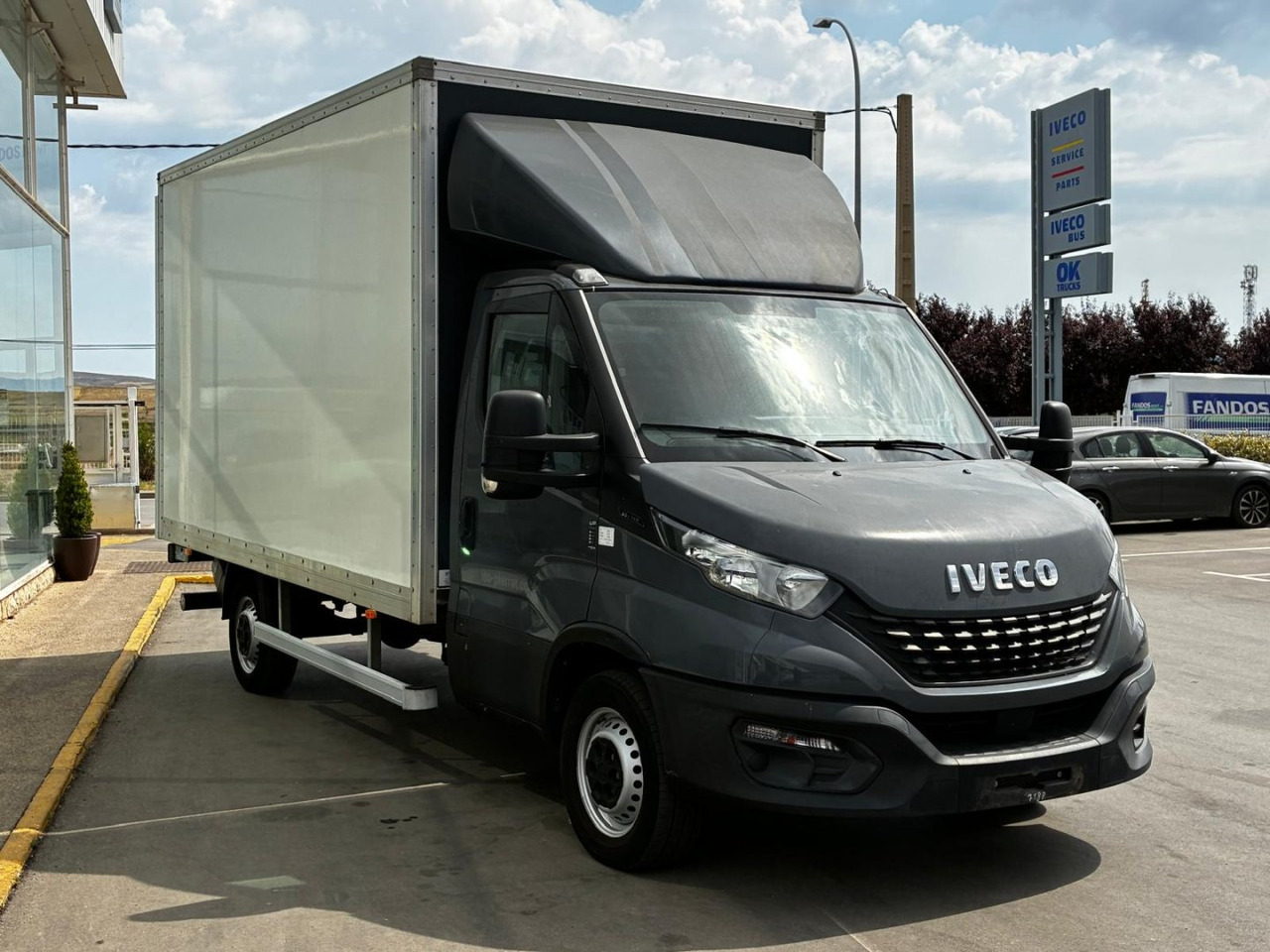 Caja cerrada con plataforma elevadora IVECO 35C16 20m3 - כלי רכב מסחרי עם תיבה: תמונה 3 Caja cerrada con plataforma elevadora IVECO 35C16 20m3 - כלי רכב מסחרי עם תיבה: תמונה 3