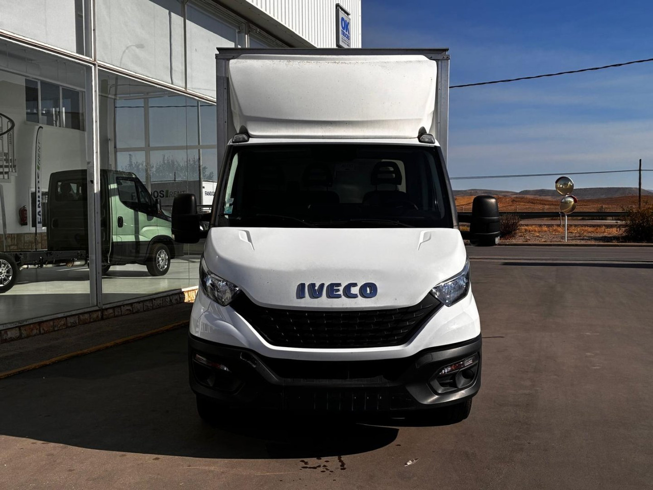 Caja cerrada con plataforma elevadora IVECO 35C16 20m3 - כלי רכב מסחרי עם תיבה: תמונה 2 Caja cerrada con plataforma elevadora IVECO 35C16 20m3 - כלי רכב מסחרי עם תיבה: תמונה 2