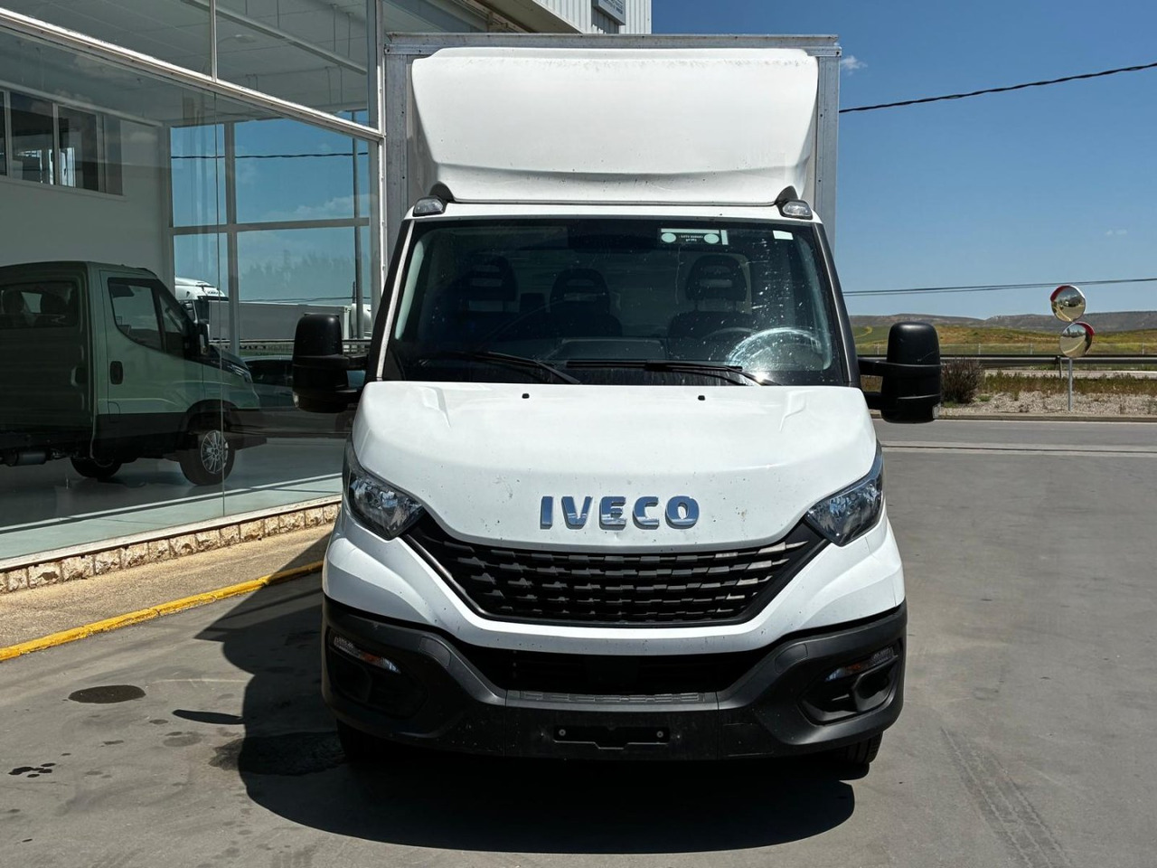 Caja cerrada con plataforma elevadora IVECO 35C16 20m3 - כלי רכב מסחרי עם תיבה: תמונה 2 Caja cerrada con plataforma elevadora IVECO 35C16 20m3 - כלי רכב מסחרי עם תיבה: תמונה 2
