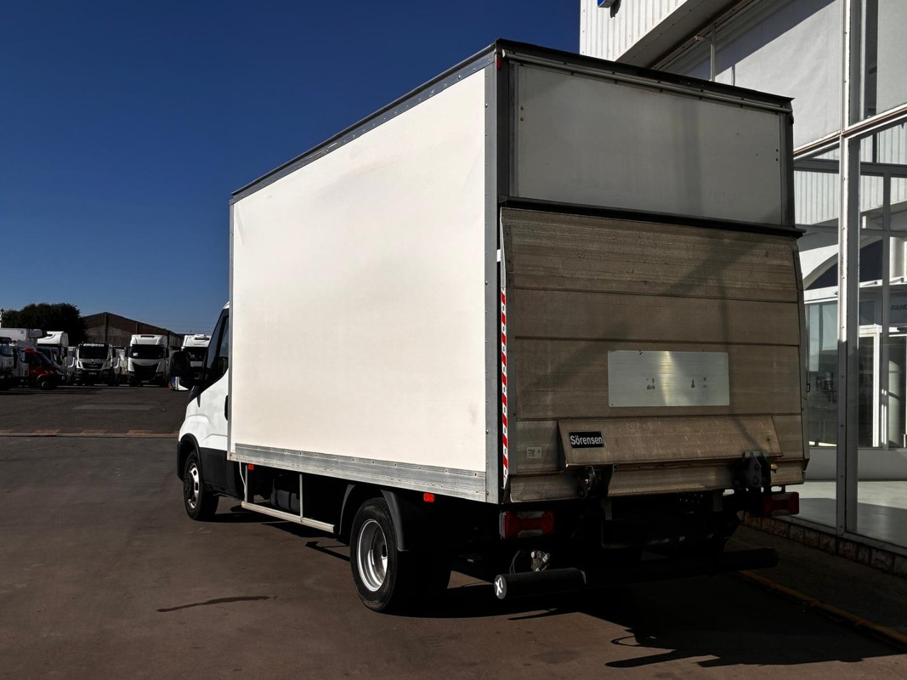 Caja cerrada con plataforma elevadora IVECO 35C16 20m3 - כלי רכב מסחרי עם תיבה: תמונה 4 Caja cerrada con plataforma elevadora IVECO 35C16 20m3 - כלי רכב מסחרי עם תיבה: תמונה 4