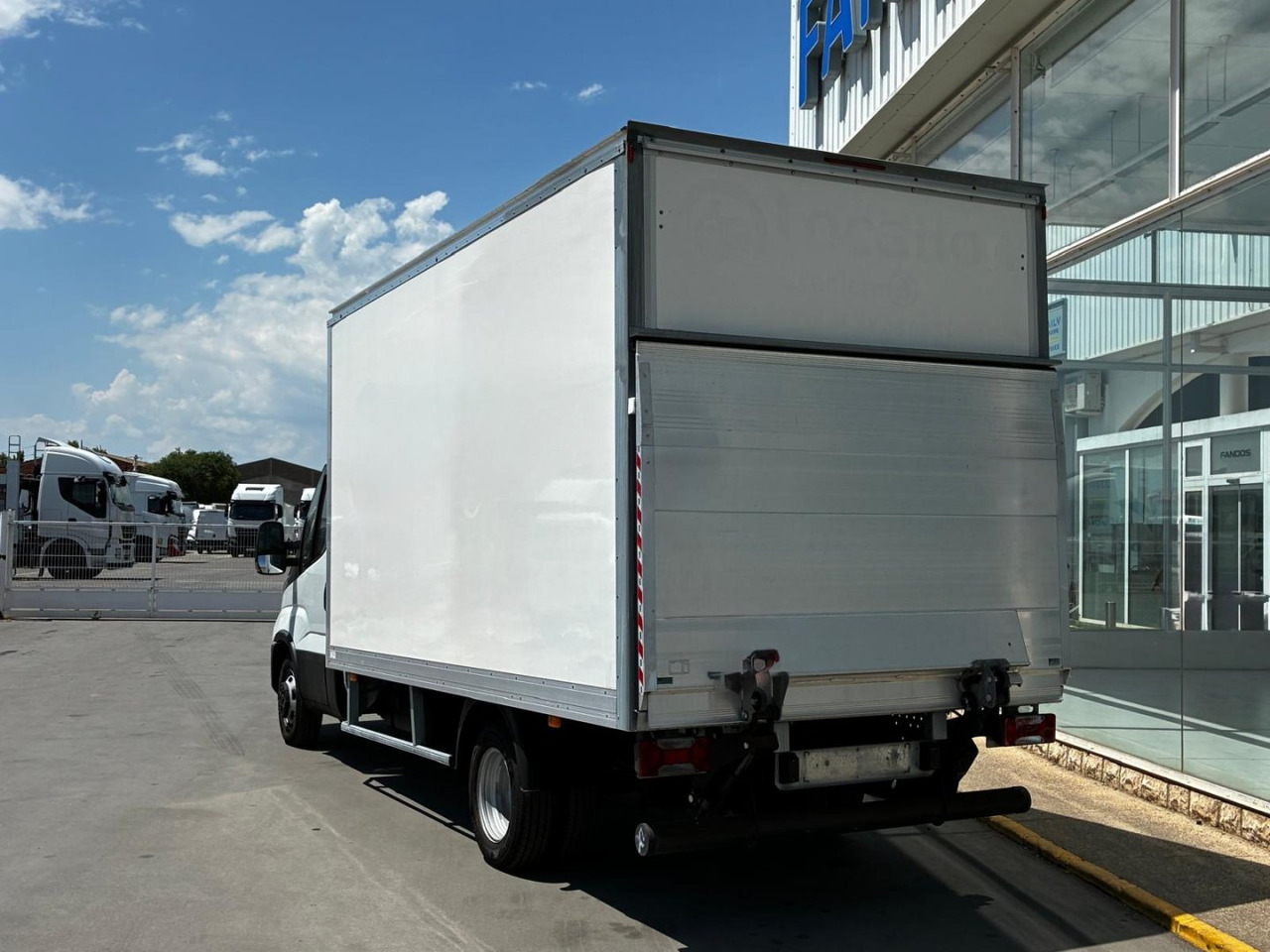 Caja cerrada con plataforma elevadora IVECO 35C16 20m3 - כלי רכב מסחרי עם תיבה: תמונה 4 Caja cerrada con plataforma elevadora IVECO 35C16 20m3 - כלי רכב מסחרי עם תיבה: תמונה 4