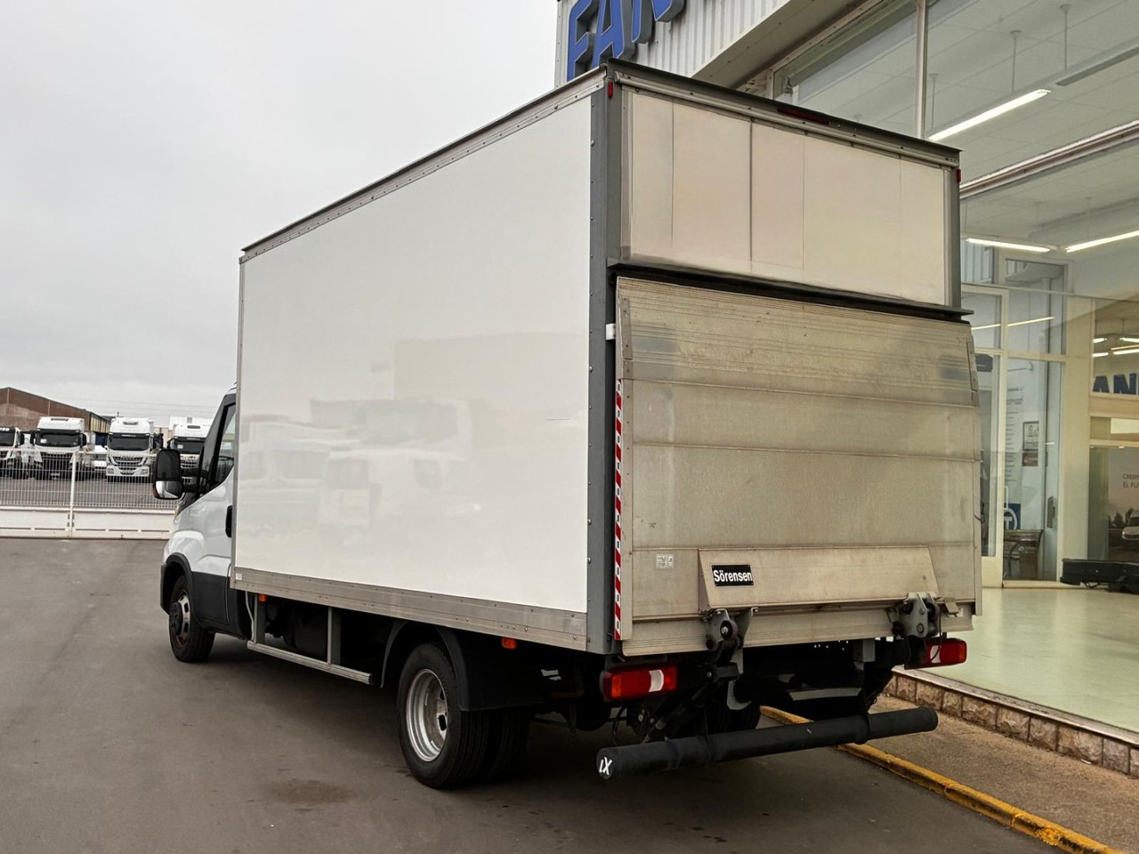 Caja cerrada con plataforma elevadora IVECO 35C16 3.0 20m3 - כלי רכב מסחרי עם תיבה: תמונה 4 Caja cerrada con plataforma elevadora IVECO 35C16 3.0 20m3 - כלי רכב מסחרי עם תיבה: תמונה 4
