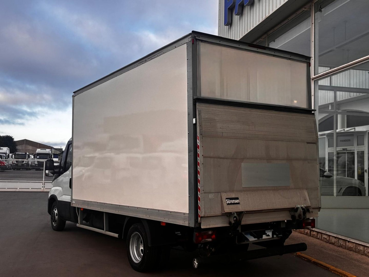 Caja cerrada con plataforma elevadora IVECO 35C16 3.0 20m3 - כלי רכב מסחרי עם תיבה: תמונה 4 Caja cerrada con plataforma elevadora IVECO 35C16 3.0 20m3 - כלי רכב מסחרי עם תיבה: תמונה 4