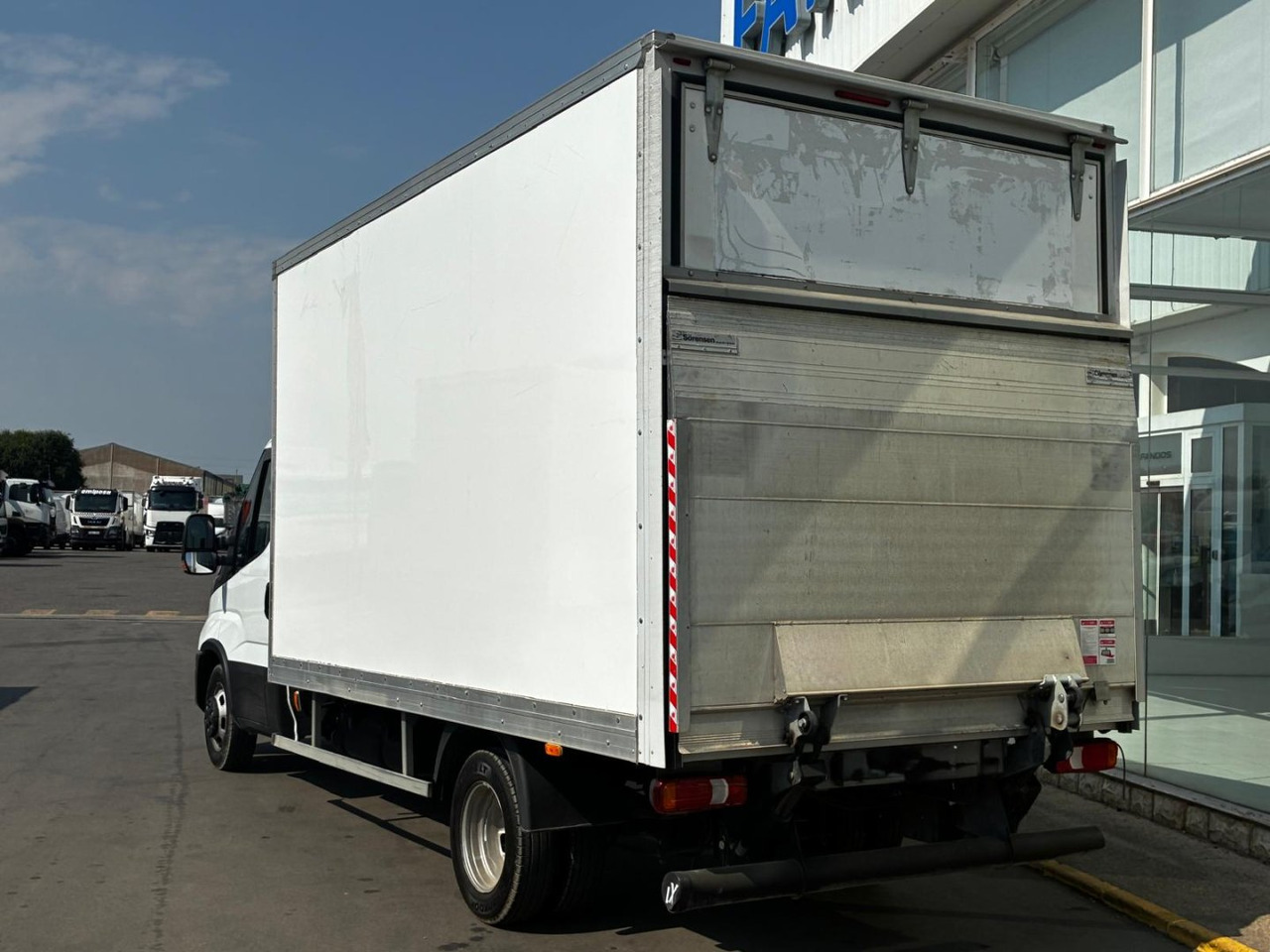 Caja cerrada con plataforma elevadora IVECO 35C16 3.0 20m3 - כלי רכב מסחרי עם תיבה: תמונה 4 Caja cerrada con plataforma elevadora IVECO 35C16 3.0 20m3 - כלי רכב מסחרי עם תיבה: תמונה 4