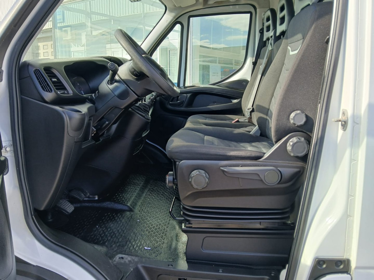 Furgón IVECO 35S14 12m3 - כלי רכב מסחרי עם לוח: תמונה 5 Furgón IVECO 35S14 12m3 - כלי רכב מסחרי עם לוח: תמונה 5