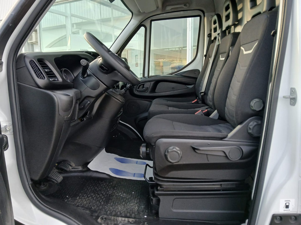 Furgón IVECO 35S14 12m3 - כלי רכב מסחרי עם לוח: תמונה 5 Furgón IVECO 35S14 12m3 - כלי רכב מסחרי עם לוח: תמונה 5