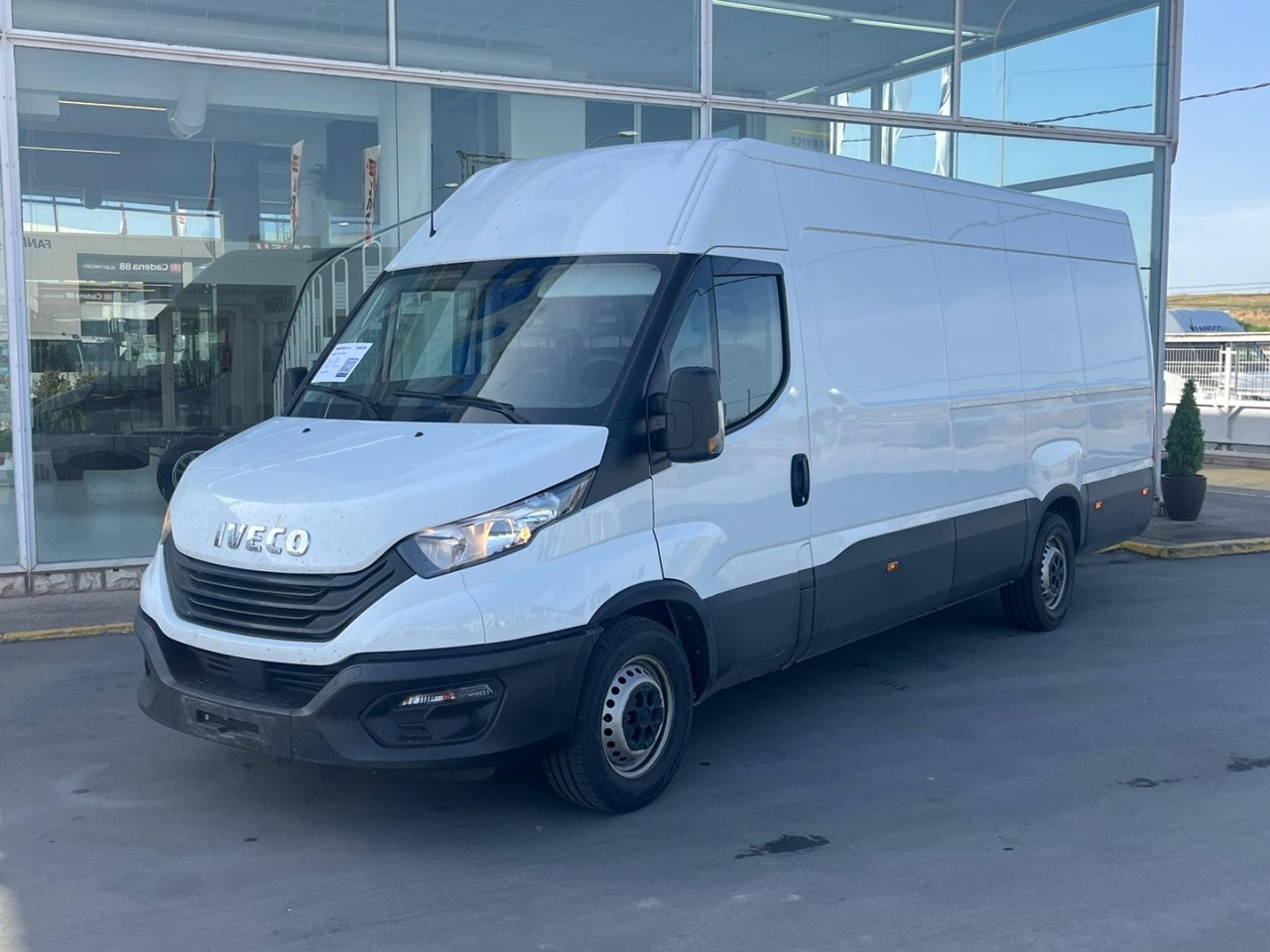Furgón IVECO 35S14 16m3 Hi-matic - כלי רכב מסחרי עם לוח: תמונה 1 Furgón IVECO 35S14 16m3 Hi-matic - כלי רכב מסחרי עם לוח: תמונה 1