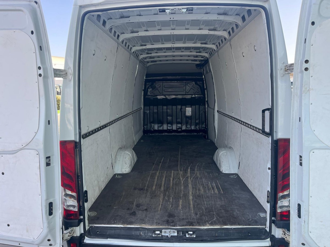 Furgón IVECO 35S14 16m3 - כלי רכב מסחרי עם לוח: תמונה 5 Furgón IVECO 35S14 16m3 - כלי רכב מסחרי עם לוח: תמונה 5
