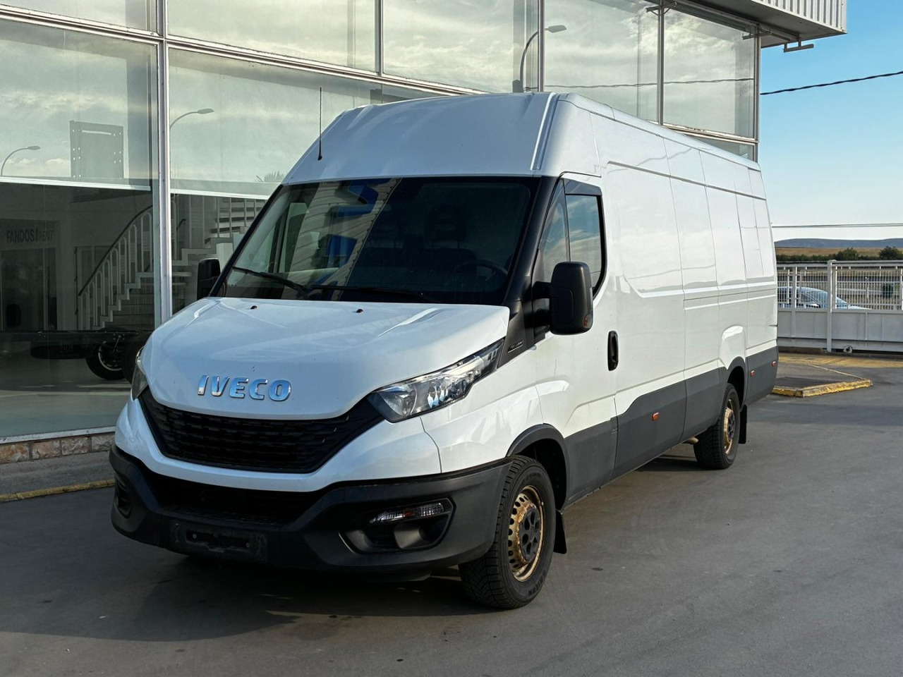 Furgón IVECO 35S14 V 16m3 - כלי רכב מסחרי עם לוח: תמונה 1 Furgón IVECO 35S14 V 16m3 - כלי רכב מסחרי עם לוח: תמונה 1