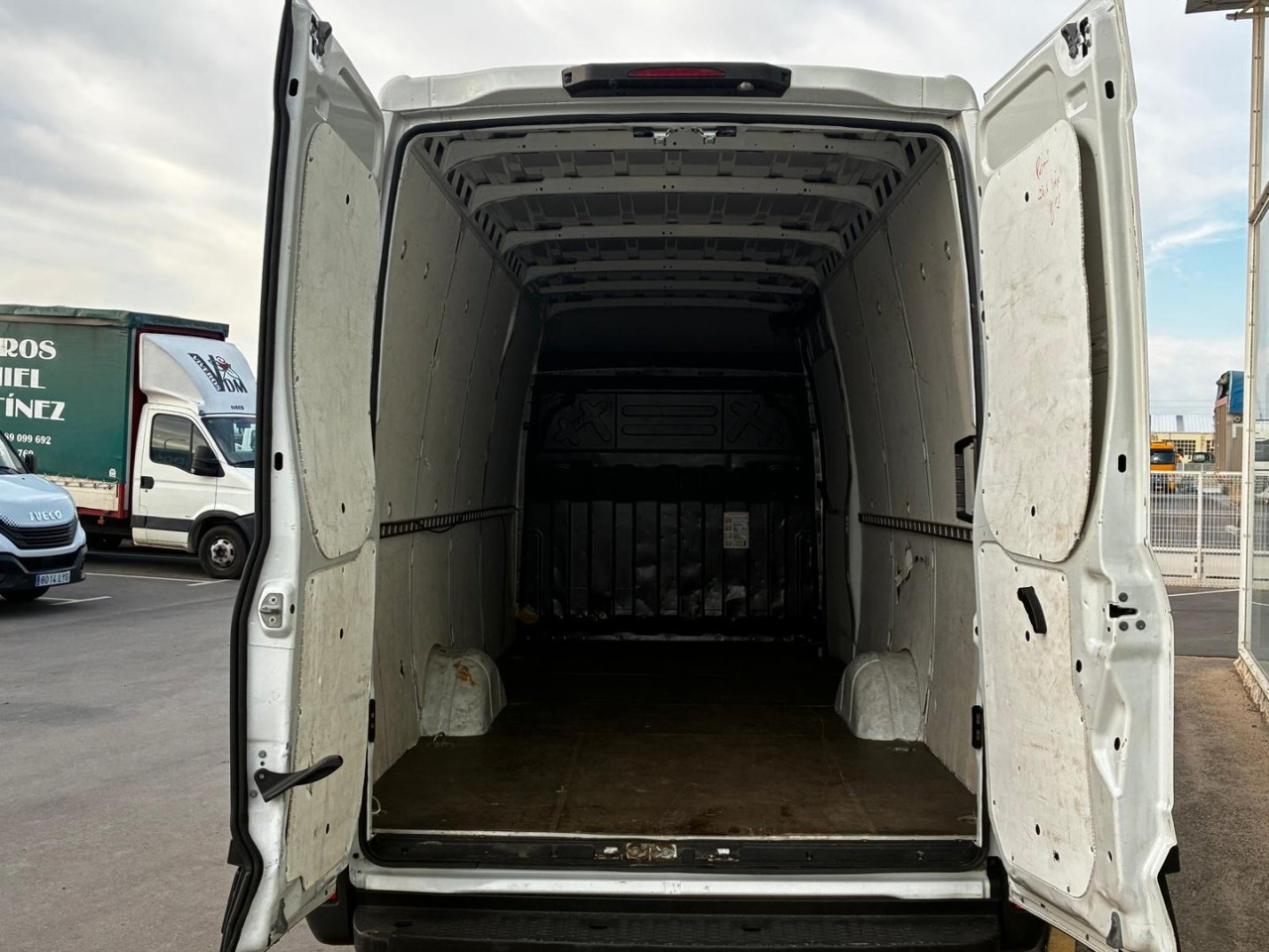 Furgón IVECO 35S14 V 16m3 - כלי רכב מסחרי עם לוח: תמונה 5 Furgón IVECO 35S14 V 16m3 - כלי רכב מסחרי עם לוח: תמונה 5
