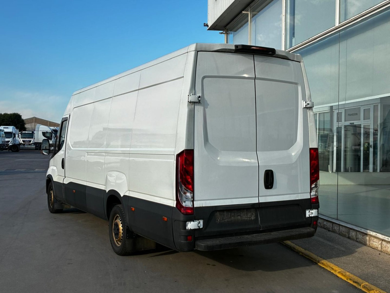 Furgón IVECO 35S14 V 16m3 - כלי רכב מסחרי עם לוח: תמונה 4 Furgón IVECO 35S14 V 16m3 - כלי רכב מסחרי עם לוח: תמונה 4