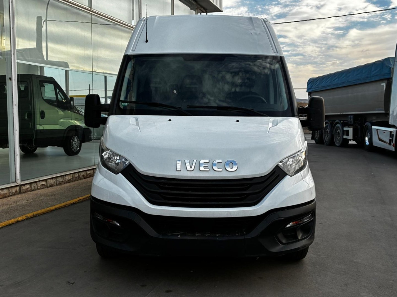 Furgón IVECO 35S14 V 16m3 - כלי רכב מסחרי עם לוח: תמונה 2 Furgón IVECO 35S14 V 16m3 - כלי רכב מסחרי עם לוח: תמונה 2