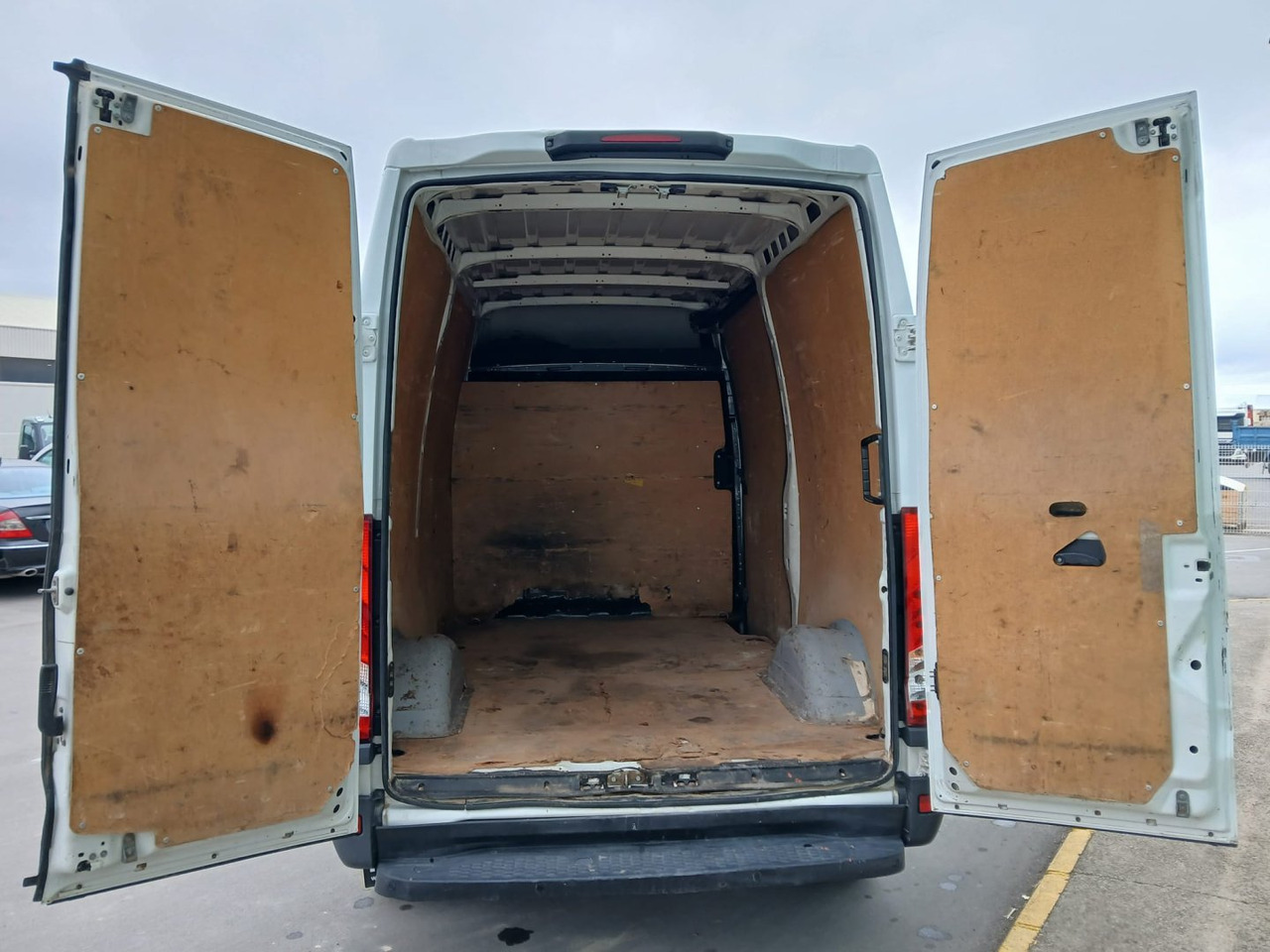 Furgón IVECO 35S16 10.8m3 - כלי רכב מסחרי עם לוח: תמונה 4 Furgón IVECO 35S16 10.8m3 - כלי רכב מסחרי עם לוח: תמונה 4