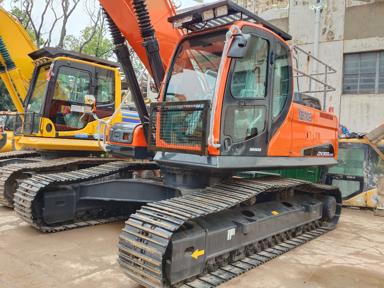 DOOSAN DX300 LC Durable 30-Ton Crawler Excavator - מחפר סורק: תמונה 1 DOOSAN DX300 LC Durable 30-Ton Crawler Excavator - מחפר סורק: תמונה 1