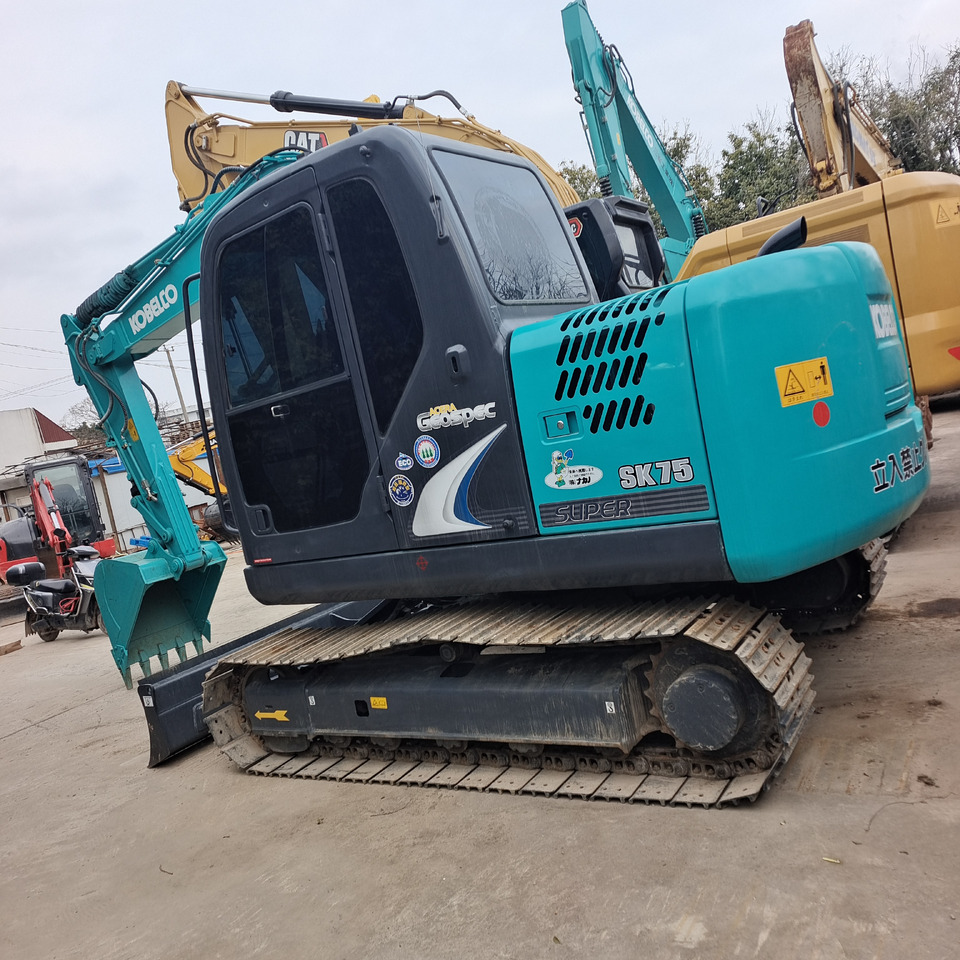 KOBELCO SK75 - מיני מחפר: תמונה 1 KOBELCO SK75 - מיני מחפר: תמונה 1