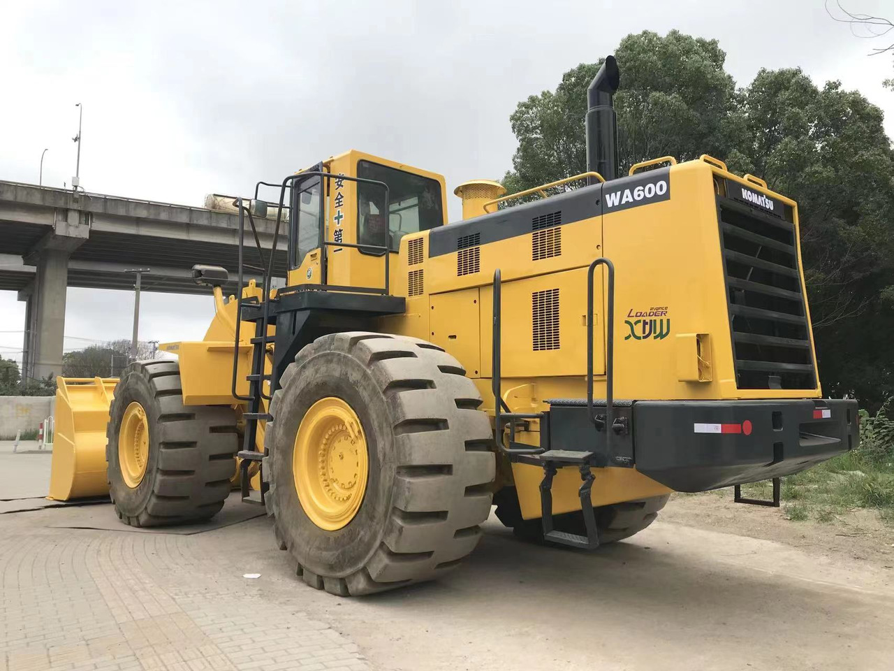 KOMATSU WA600-6 - מעמיס גלגלים: תמונה 1 KOMATSU WA600-6 - מעמיס גלגלים: תמונה 1