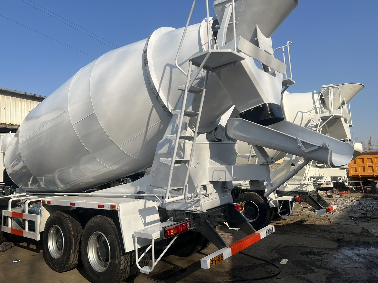 SINOTRUK HOWO 371 8X4 16 Cubic Meter SINOTRUK Howo Concrete Mixer Truck - מערבל בטון: תמונה 5 SINOTRUK HOWO 371 8X4 16 Cubic Meter SINOTRUK Howo Concrete Mixer Truck - מערבל בטון: תמונה 5