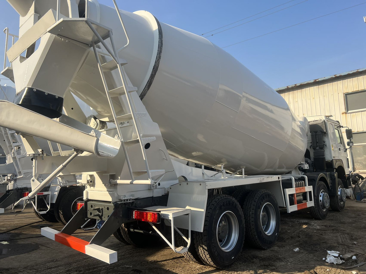 SINOTRUK HOWO 371 8X4 16 Cubic Meter SINOTRUK Howo Concrete Mixer Truck - מערבל בטון: תמונה 2 SINOTRUK HOWO 371 8X4 16 Cubic Meter SINOTRUK Howo Concrete Mixer Truck - מערבל בטון: תמונה 2