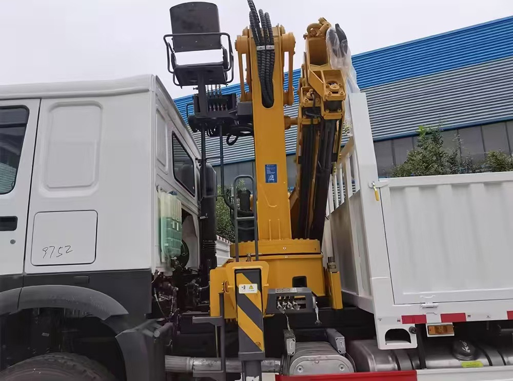 SINOTRUK HOWO 8 TON Knuckle Boom Crane TRUCK MOUNTED CRANE - משאית מנוף: תמונה 3 SINOTRUK HOWO 8 TON Knuckle Boom Crane TRUCK MOUNTED CRANE - משאית מנוף: תמונה 3