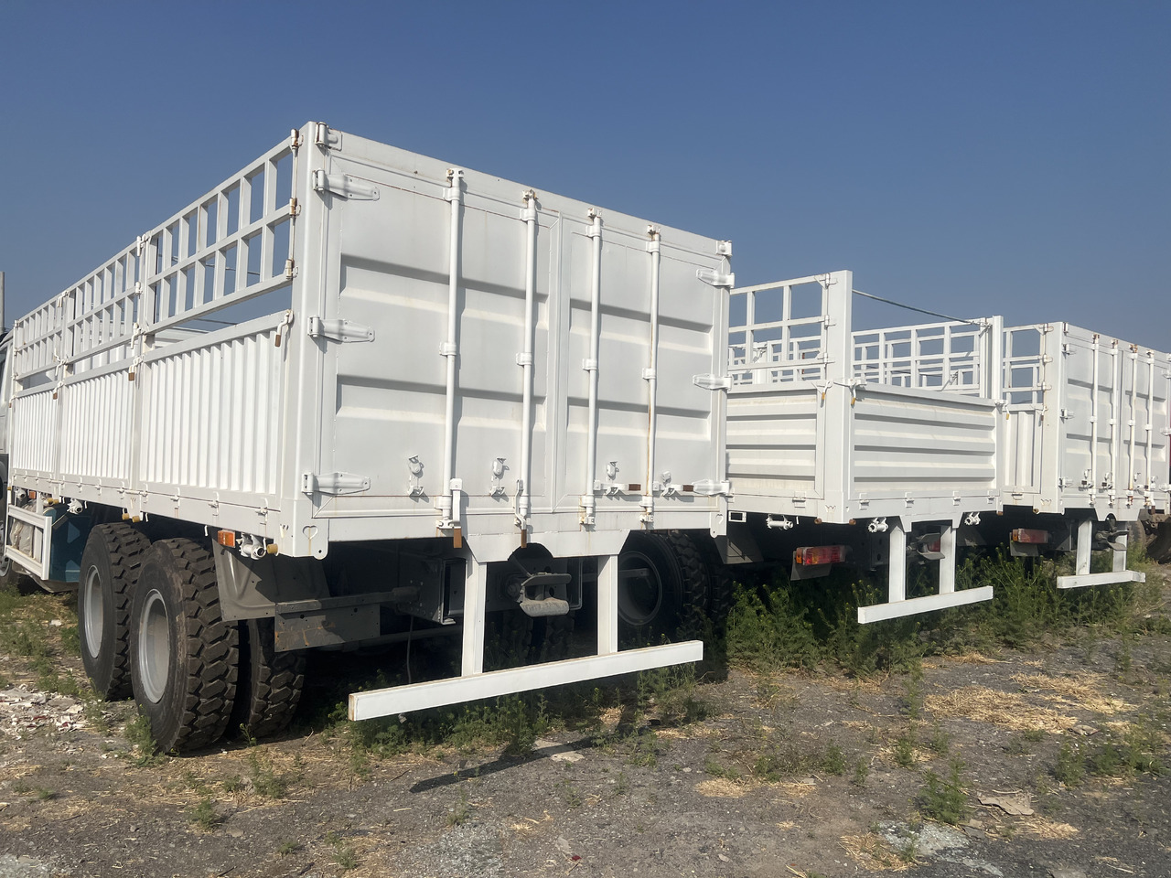 SINOTRUK HOWO FENCE LIVESTOCK DUMP TRUCK - מזהיר: תמונה 1 SINOTRUK HOWO FENCE LIVESTOCK DUMP TRUCK - מזהיר: תמונה 1