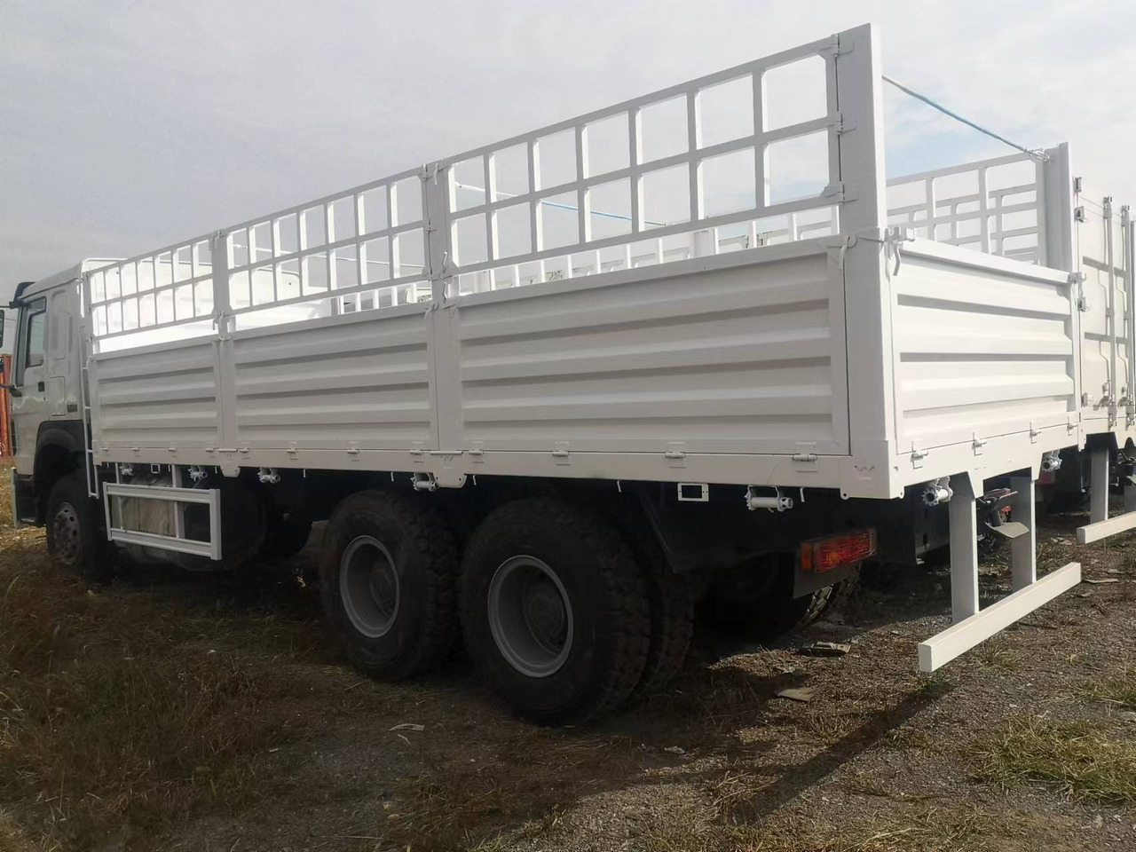 SINOTRUK HOWO FENCE LIVESTOCK DUMP TRUCK - מזהיר: תמונה 4 SINOTRUK HOWO FENCE LIVESTOCK DUMP TRUCK - מזהיר: תמונה 4