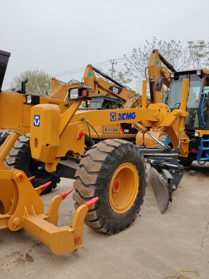 XCMG GR2153 WITH RIPPER AND FRONT BLADE - מפלסת: תמונה 2 XCMG GR2153 WITH RIPPER AND FRONT BLADE - מפלסת: תמונה 2