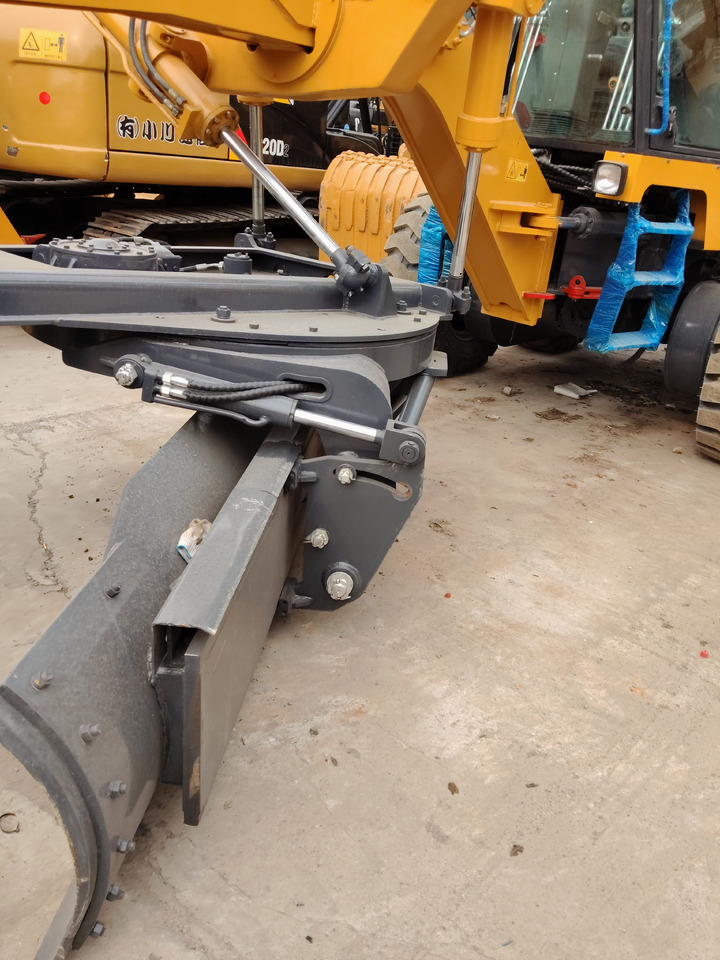 XCMG GR2153 WITH RIPPER AND FRONT BLADE - מפלסת: תמונה 3 XCMG GR2153 WITH RIPPER AND FRONT BLADE - מפלסת: תמונה 3