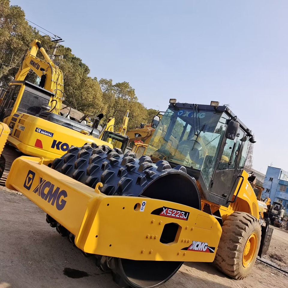 XCMG XS223J Goat Horn Vibratory Roller Compactor - רולר כביש: תמונה 1 XCMG XS223J Goat Horn Vibratory Roller Compactor - רולר כביש: תמונה 1