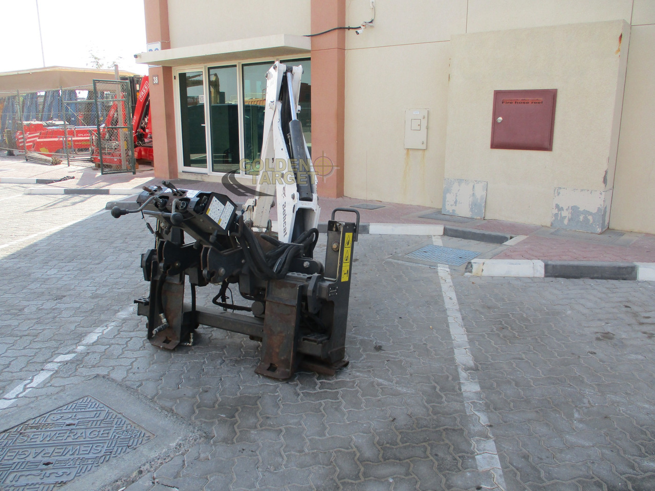 BOBCAT Skid Steer R30S Backhoe Attachment - דלי מעמיס עבור מעמיס היגוי החלקה: תמונה 4 BOBCAT Skid Steer R30S Backhoe Attachment - דלי מעמיס עבור מעמיס היגוי החלקה: תמונה 4