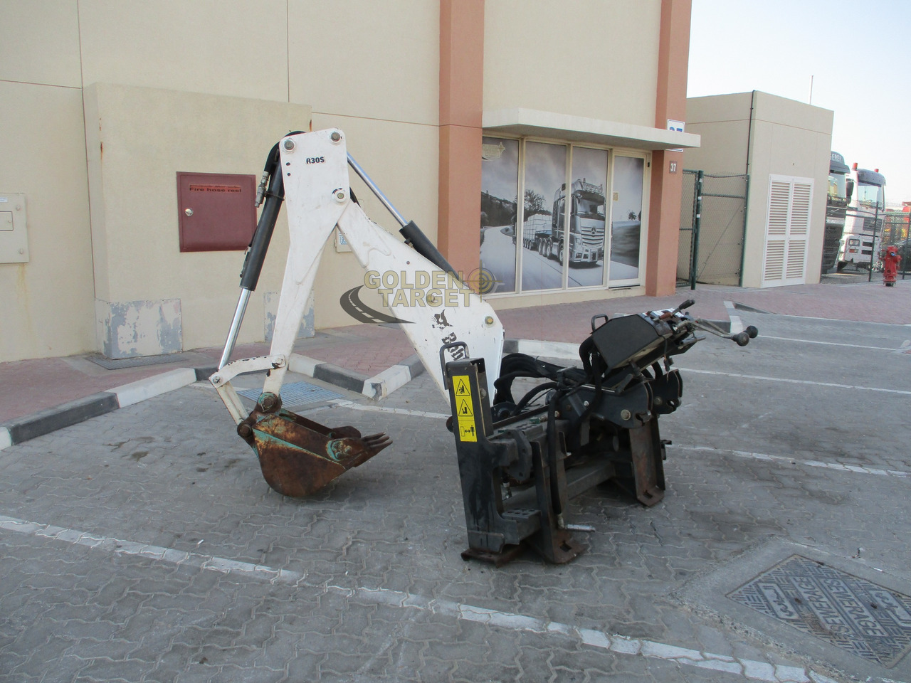 BOBCAT Skid Steer R30S Backhoe Attachment - דלי מעמיס עבור מעמיס היגוי החלקה: תמונה 3 BOBCAT Skid Steer R30S Backhoe Attachment - דלי מעמיס עבור מעמיס היגוי החלקה: תמונה 3