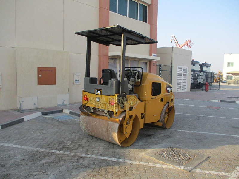 Caterpillar CB34B Tandem Roller - רולר חקלאי: תמונה 3 Caterpillar CB34B Tandem Roller - רולר חקלאי: תמונה 3