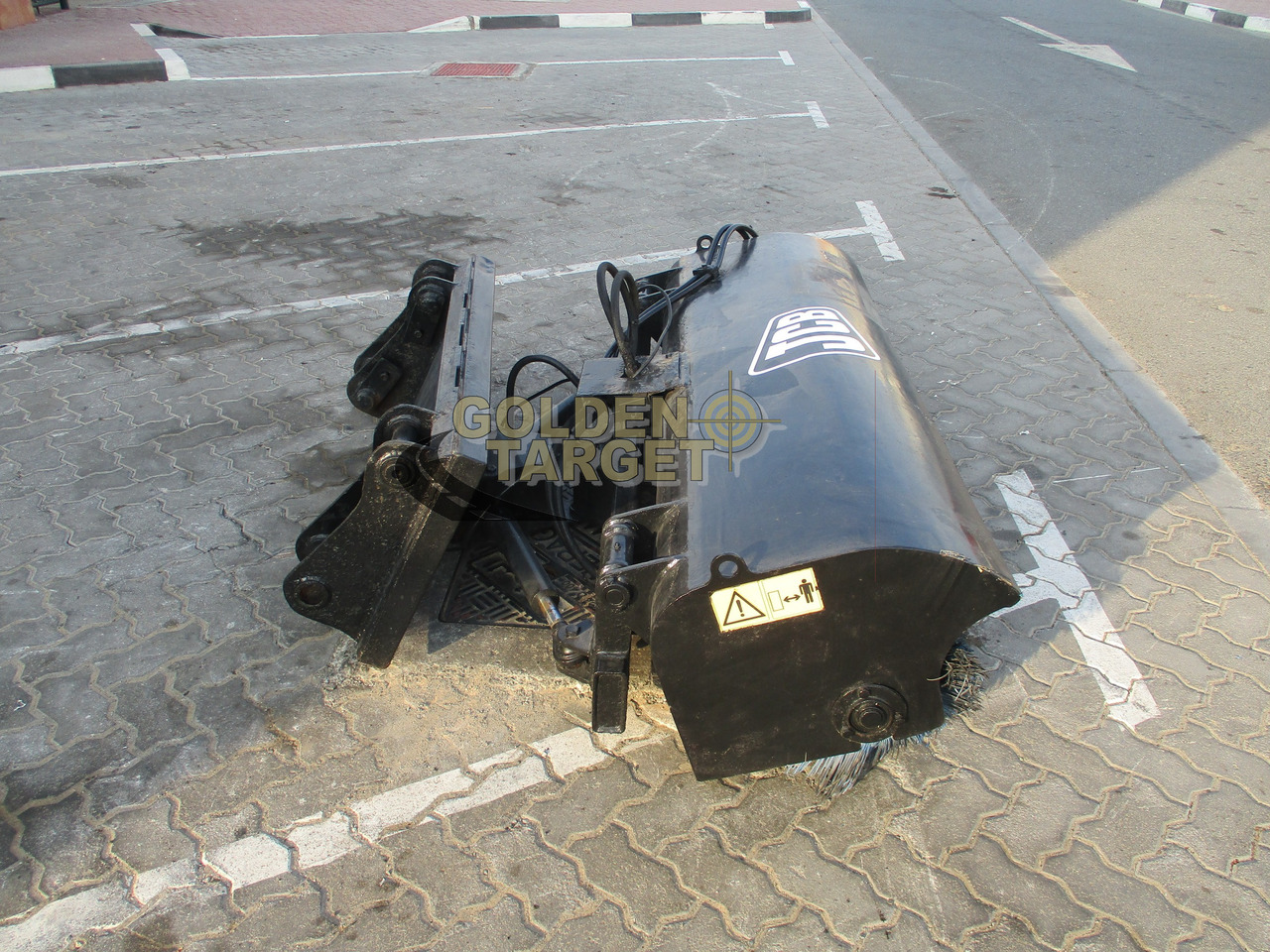 JCB Broom Attachment - מטאטא עבור מעמיס היגוי החלקה: תמונה 2 JCB Broom Attachment - מטאטא עבור מעמיס היגוי החלקה: תמונה 2