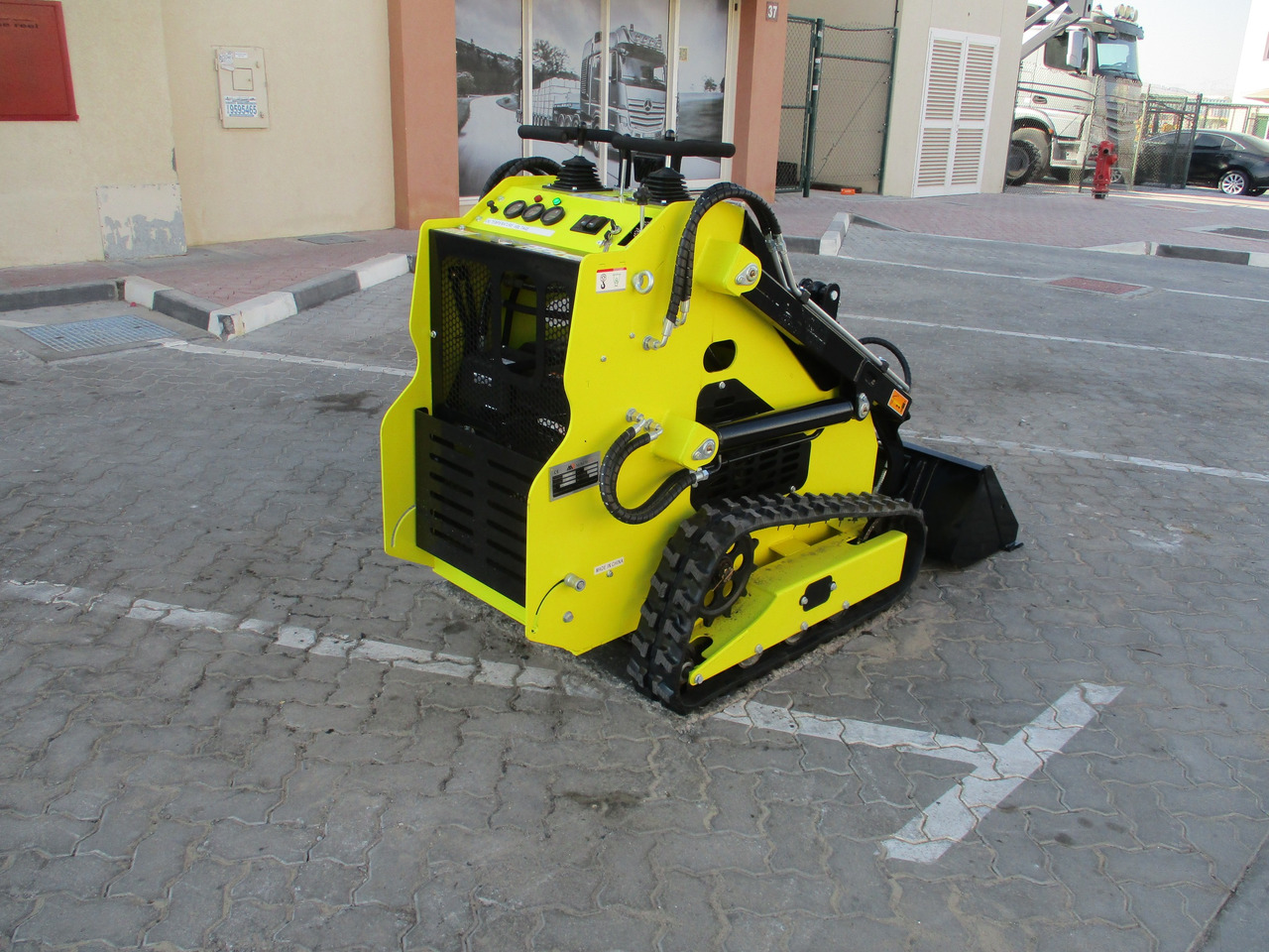 MACHPRO MPS330 Mini Skid Steer - מעמיס היגוי החלקה: תמונה 3 MACHPRO MPS330 Mini Skid Steer - מעמיס היגוי החלקה: תמונה 3