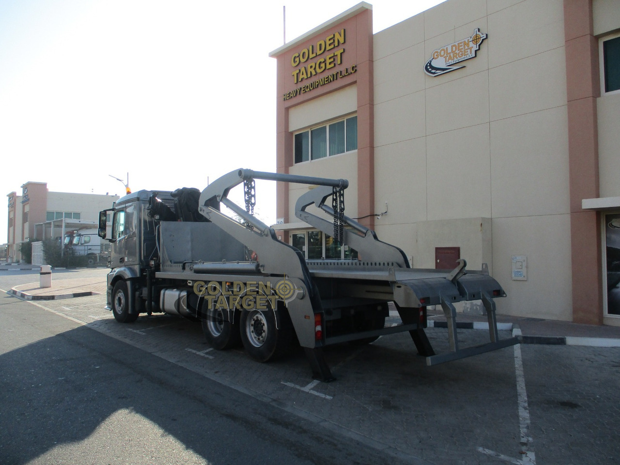 MERCEDES-BENZ 2642 6×2 DOUBLE SKIP LOADER with HIAB Crane - משאית דילוג העמסה: תמונה 4 MERCEDES-BENZ 2642 6×2 DOUBLE SKIP LOADER with HIAB Crane - משאית דילוג העמסה: תמונה 4