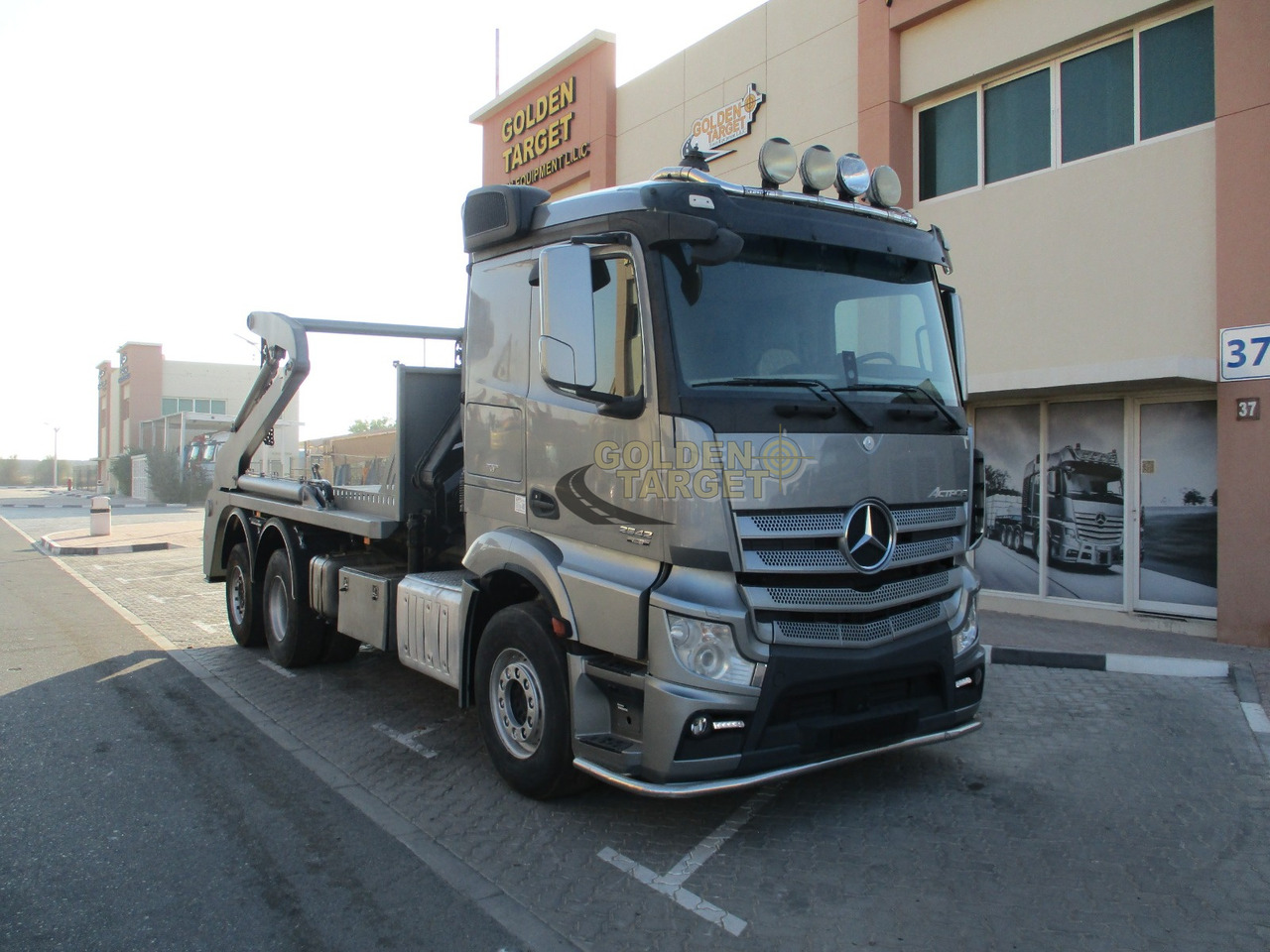 MERCEDES-BENZ 2642 6×2 DOUBLE SKIP LOADER with HIAB Crane - משאית דילוג העמסה: תמונה 1 MERCEDES-BENZ 2642 6×2 DOUBLE SKIP LOADER with HIAB Crane - משאית דילוג העמסה: תמונה 1