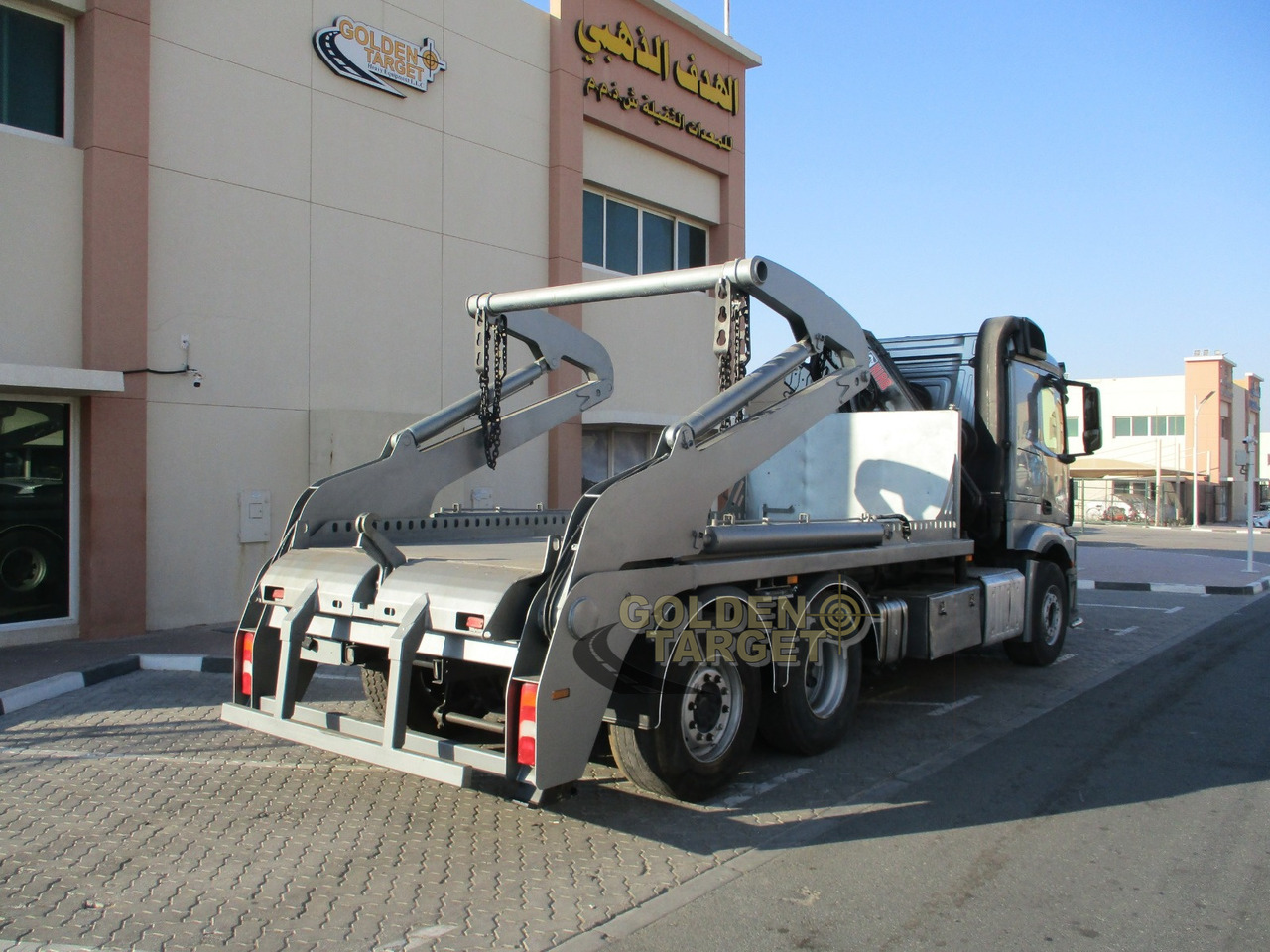 MERCEDES-BENZ 2642 6×2 DOUBLE SKIP LOADER with HIAB Crane - משאית דילוג העמסה: תמונה 3 MERCEDES-BENZ 2642 6×2 DOUBLE SKIP LOADER with HIAB Crane - משאית דילוג העמסה: תמונה 3