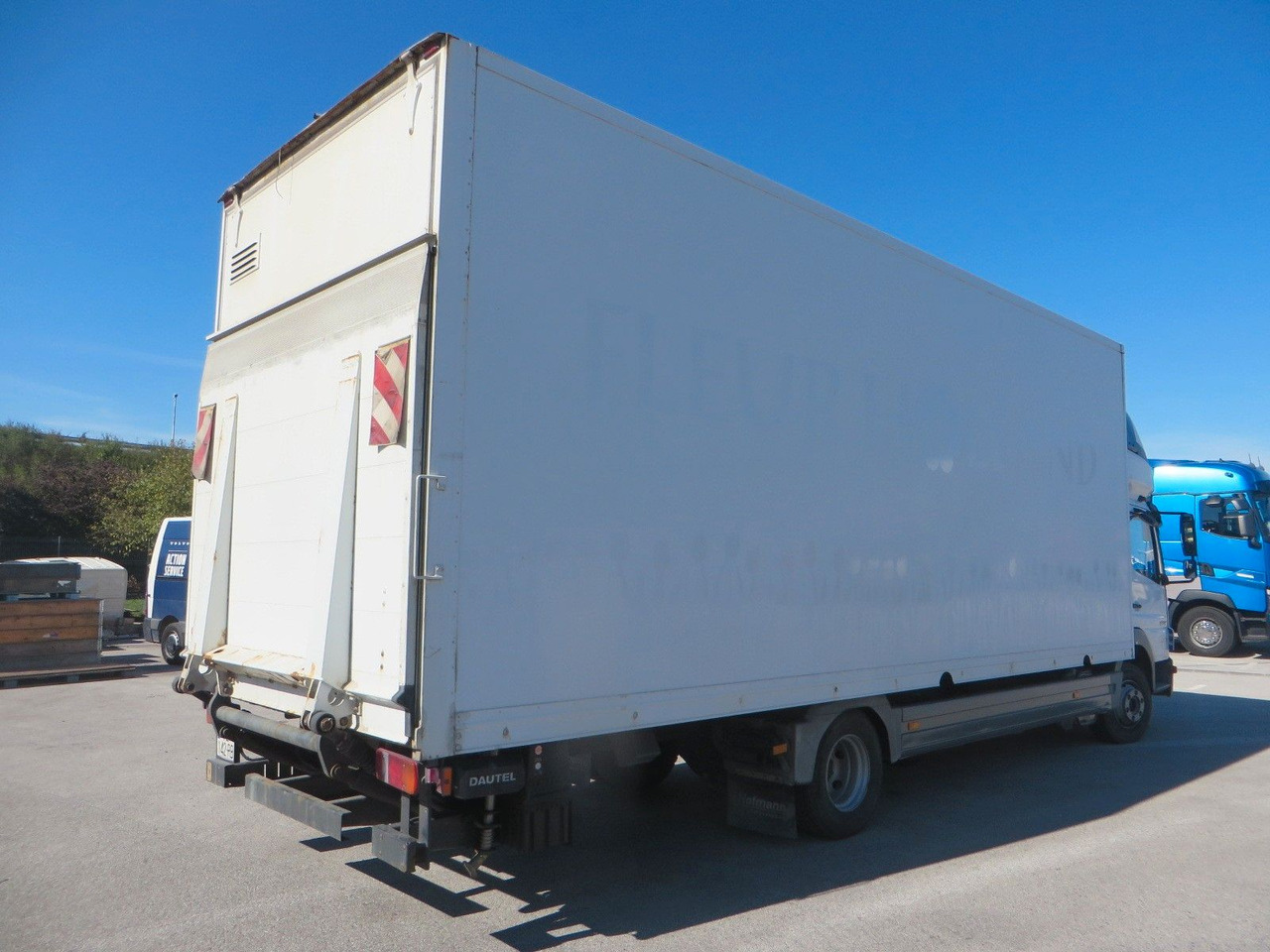 Mercedes-Benz Atego 1024 Box body with tail lift - משאית תיבה: תמונה 3 Mercedes-Benz Atego 1024 Box body with tail lift - משאית תיבה: תמונה 3