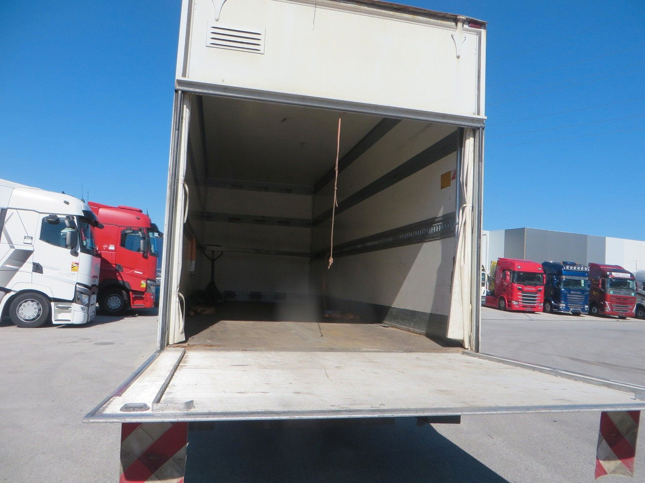 Mercedes-Benz Atego 1024 Box body with tail lift - משאית תיבה: תמונה 5 Mercedes-Benz Atego 1024 Box body with tail lift - משאית תיבה: תמונה 5