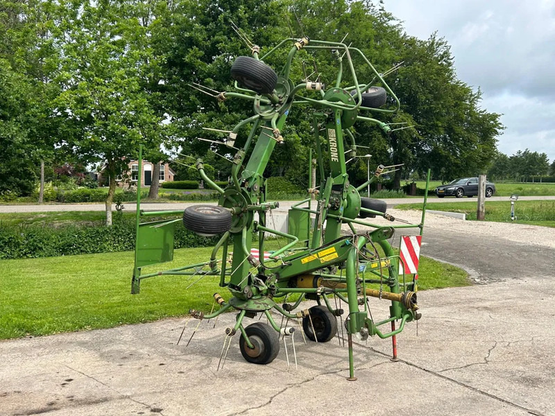 Krone KW 6.40 schudder schuilstelling hooibouw 6 elements - גורף/ מגרפה: תמונה 1 Krone KW 6.40 schudder schuilstelling hooibouw 6 elements - גורף/ מגרפה: תמונה 1