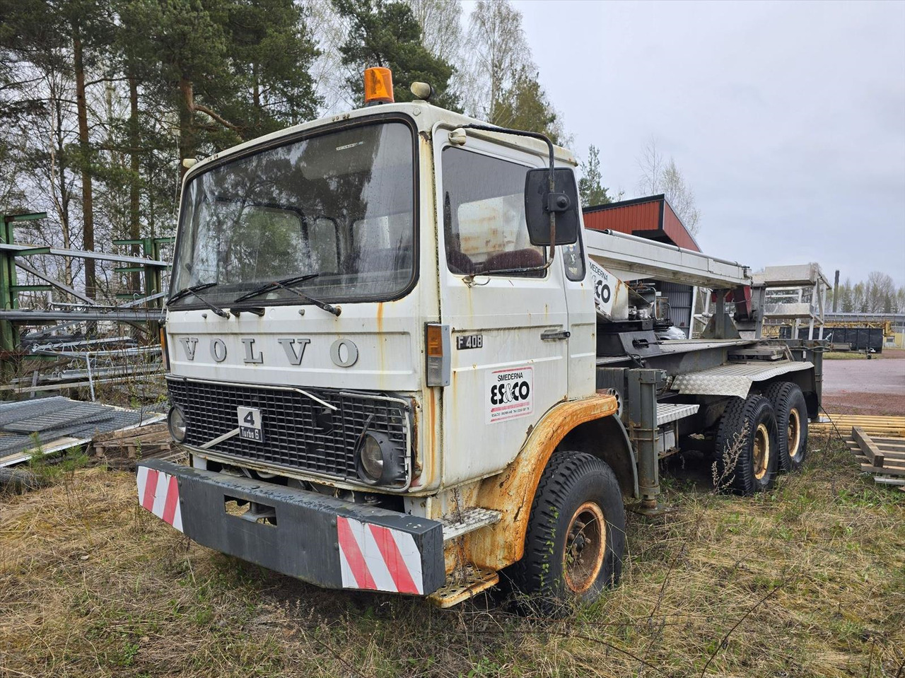 פלטפורמה אווירית מותקנת על משאית Lastbil med skyllift | Volvo F408 | 1985  Mätarställning (km): 348758: תמונה 1
