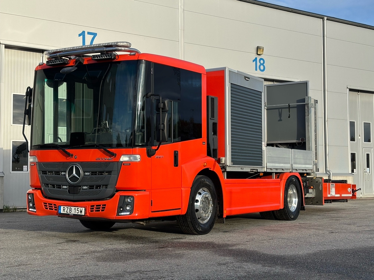 TMA-bil Mercedes-Benz Econic 1827 4x2 -2021 | Hiab-kran - משאית צד נופל/ שטוחה, משאית מנוף: תמונה 1 TMA-bil Mercedes-Benz Econic 1827 4x2 -2021 | Hiab-kran - משאית צד נופל/ שטוחה, משאית מנוף: תמונה 1
