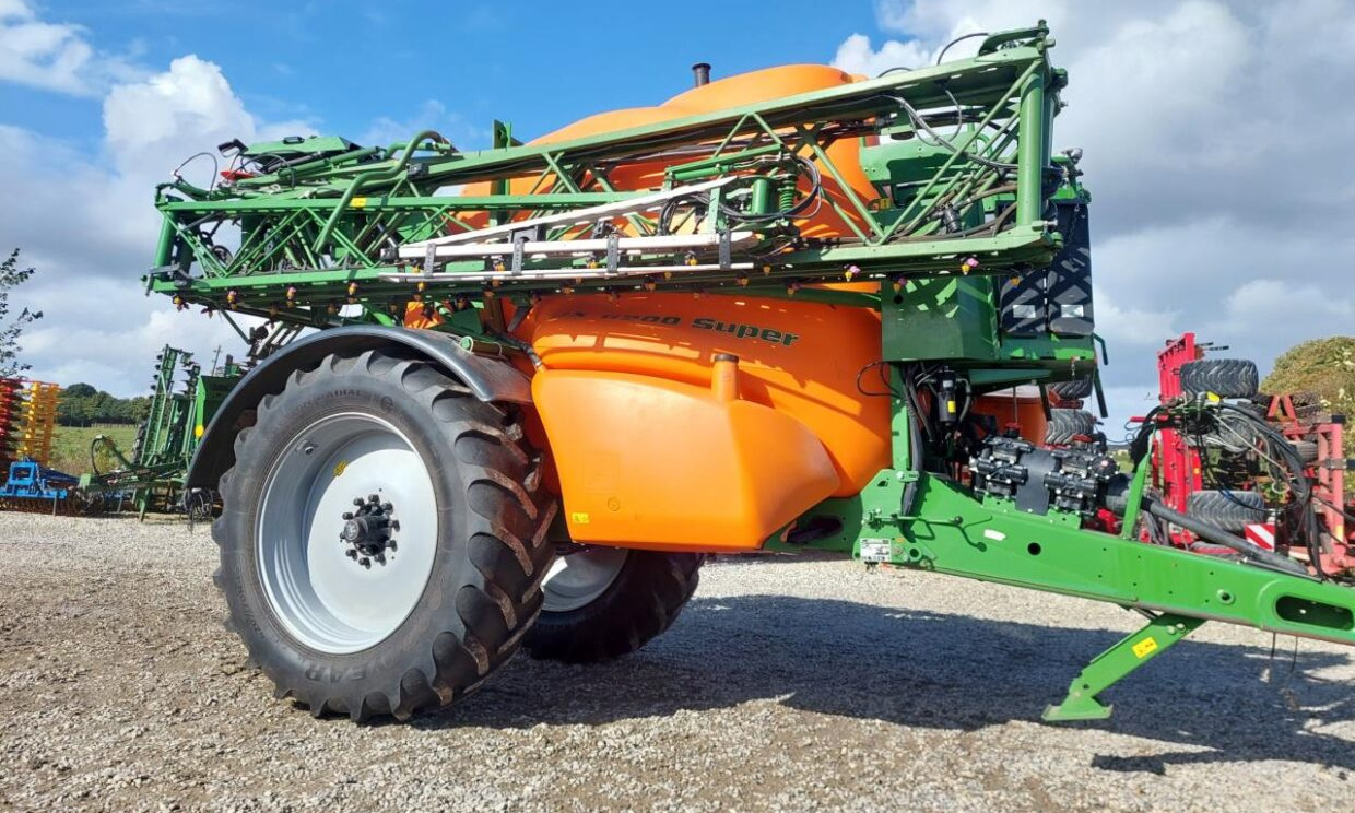 Amazone UX 6200 Super 36-24m med GPS - מרסס נגרר: תמונה 1 Amazone UX 6200 Super 36-24m med GPS - מרסס נגרר: תמונה 1