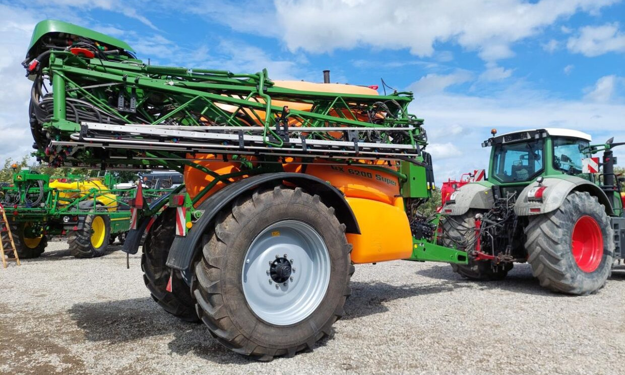 Amazone UX 6200 Super- 36m m GPS - מרסס נגרר: תמונה 2 Amazone UX 6200 Super- 36m m GPS - מרסס נגרר: תמונה 2